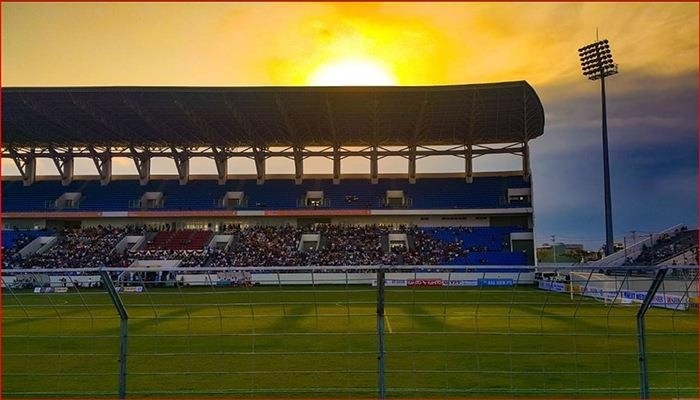 Sân vận động bóng đá lớn nhất Việt Nam, Sân Hòa Xuân, nằm tại thành phố Đà Nẵng, có sức chứa lên đến 50.000 khán giả và được xây dựng với công nghệ tiên tiến, đáp ứng các tiêu chuẩn của FIFA.
