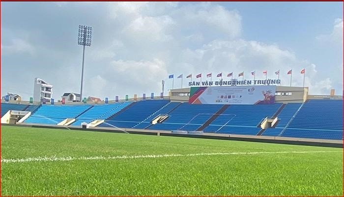 SVĐ lớn nhất Việt Nam là Sân Thiên Trường, nằm tại thành phố Cần Thơ với sức chứa lên đến hơn 50.000 người. Đây là một trong những sân vận động hiện đại nhất Việt Nam với hệ thống ánh sáng, âm thanh và màn hình LED tiên tiến.