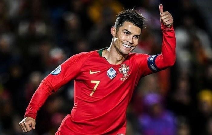 Ảnh cầu thủ Ronaldo đẹp là một trong những hình ảnh được nhiều người yêu thích, thể hiện sự trẻ trung, nam tính và phong độ của ngôi sao bóng đá người Bồ Đào Nha.