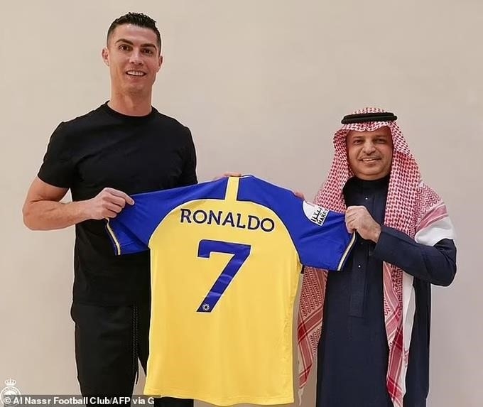 Ronaldo đã chính thức gia nhập đội bóng Al-Nassr với mức thu nhập hàng năm vô tiền khoáng hậu lên tới 200 triệu đô la (Ảnh: AFP).