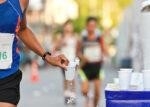 Cần chú ý đến việc cung cấp thêm nước khi tham gia chạy marathon.