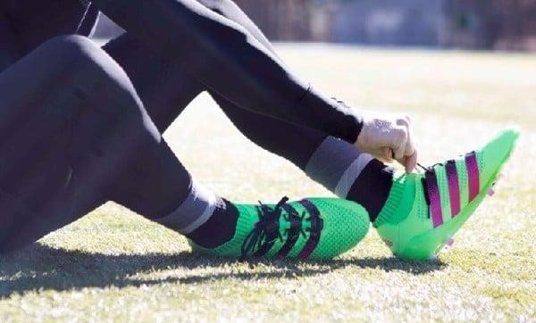 Chọn giày đá bóng phù hợp với phong cách chơi và tính năng tăng lực sút sẽ giúp bạn có những cú sút mạnh mẽ hơn trên sân cỏ.