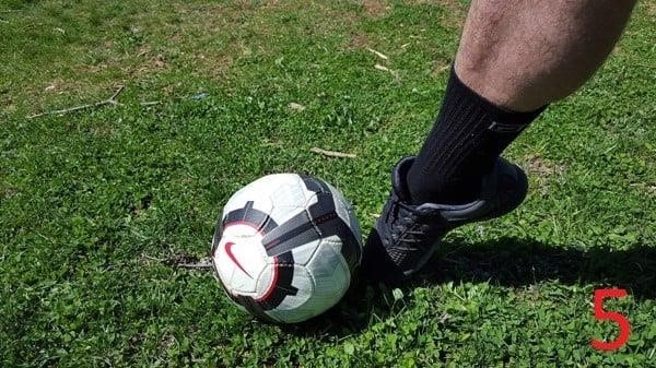Bước 4: Chạm bóng là kỹ năng quan trọng trong bóng đá, đòi hỏi sự tập trung, kỹ năng và sự linh hoạt của cầu thủ để giữ bóng và tạo ra cơ hội tấn công cho đội bóng.