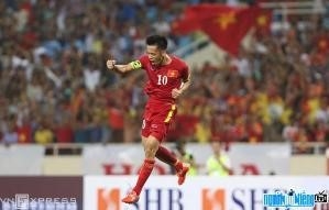 Cầu thủ Nguyễn Văn Quyết mang áo số 65 cho đội Hà Nội với mã số 3004.