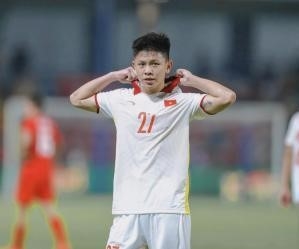 Cầu thủ Vũ Tiến Long đang khoác áo đội Thanh Hóa với số áo #63 và #307.