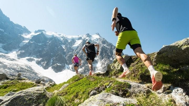 Chạy Trail là một hoạt động thể thao ngoài trời, trong đó người chơi sẽ chạy qua các địa hình đồi núi, đường mòn và địa hình khó khăn với mục đích rèn luyện sức khỏe, tăng cường thể lực và thử thách bản thân.