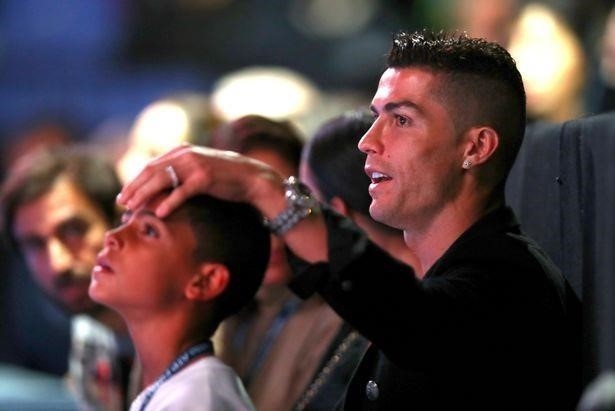 Con trai của Ronaldo thường xuyên xuất hiện cùng cha tại các sự kiện và trên mạng xã hội.