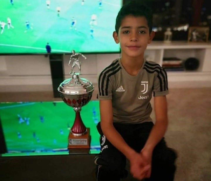 Con trai cả của Ronaldo: 11 tuổi đã có profile đáng nể, tài săn bàn giống hệt bố