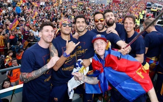 Cules chụp ảnh cùng các cầu thủ của Barca.