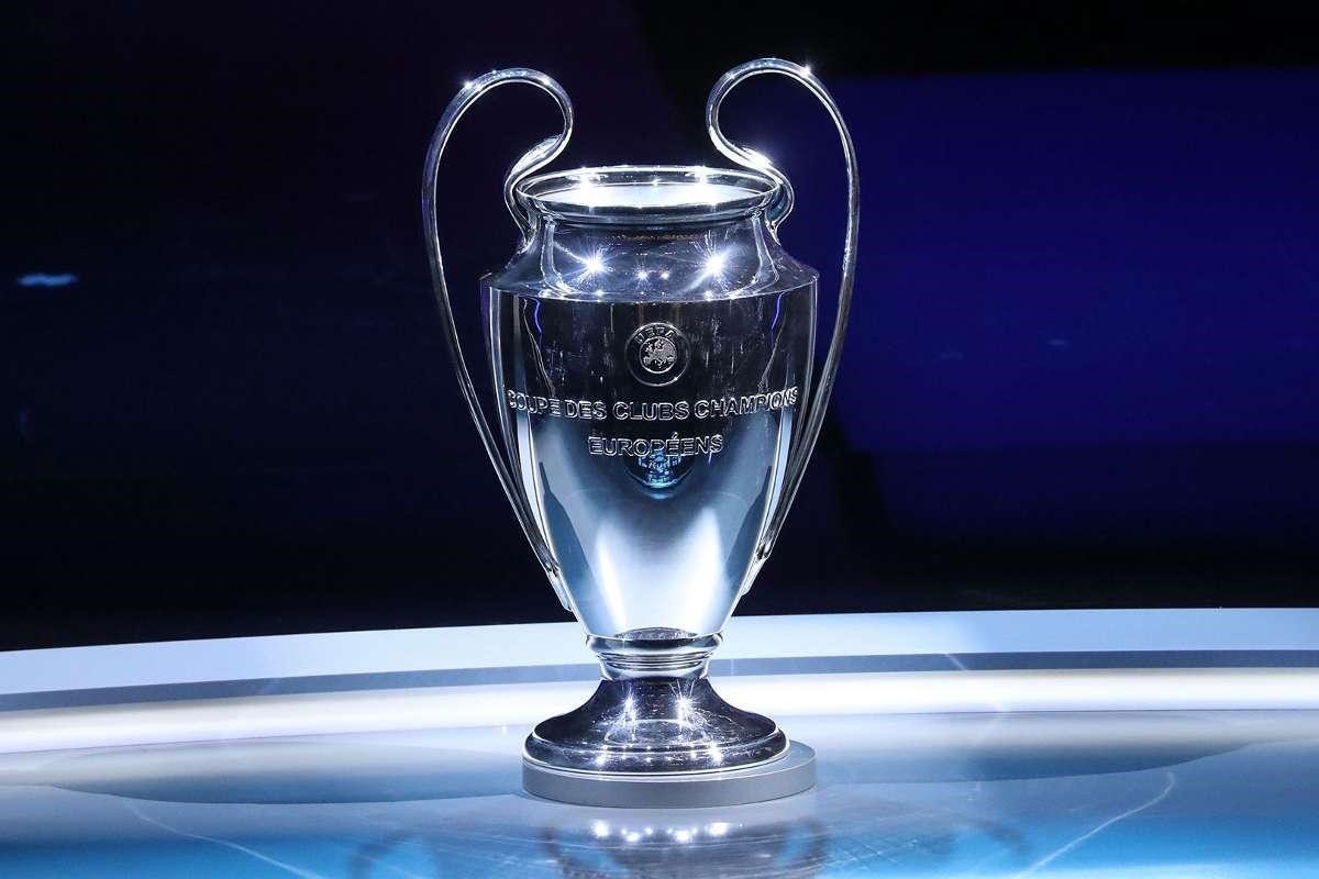 Cuộc thi UEFA Champions League trao tặng chiếc cúp bạc quý giá cho người chiến thắng.
