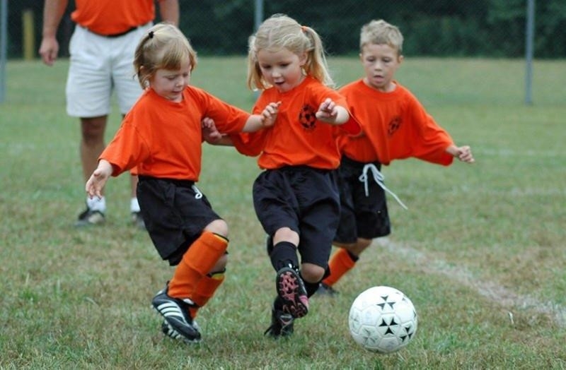 Có thể tập luyện chơi bóng đá từ khi còn bé 5 tuổi.