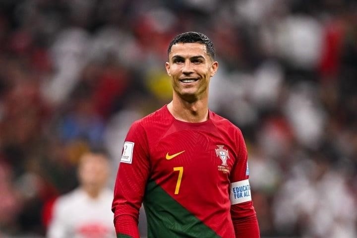 Ronaldo đạt được nhiều thành tích kỷ lục trên cả thế giới, quốc gia, câu lạc bộ và giải đấu trong sự nghiệp của mình.