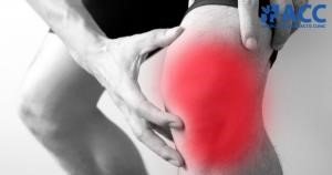 Nếu bạn bị đau gối khi chơi đá bóng, hãy nghỉ ngơi và áp dụng băng keo lên vùng đau. Nếu tình trạng không được cải thiện, bạn nên đến bác sĩ chuyên khoa cơ xương khớp để được khám và điều trị kịp thời.