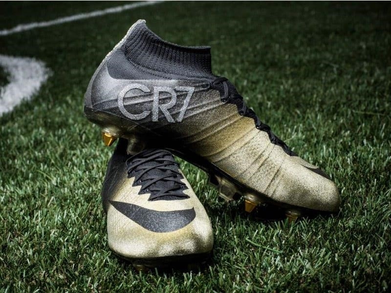Nike CR7 Rare Gold là một đôi giày đặc biệt được sản xuất để tôn vinh cầu thủ bóng đá Cristiano Ronaldo, với thiết kế sang trọng, chất liệu cao cấp và tính năng tối ưu giúp người mang tăng cường hiệu suất chơi bóng.