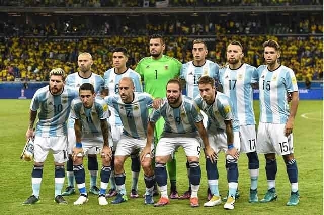 Đội tuyển Argentina với 2 lần vô địch World Cup là một trong những đội bóng nổi tiếng và được yêu thích nhất trên thế giới, với những cầu thủ tài năng như Lionel Messi và Diego Maradona, đã làm nên lịch sử cho bóng đá thế giới.