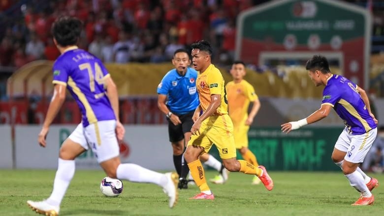 Đưa Quang Nho ra sân cho Hải Phòng trong trận đấu với Hà Nội tại giải V.League 2022 - Hình ảnh: FBNV