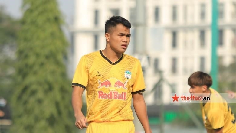 Quang Nho mặc áo đội U21 HAGL màu Dụng.