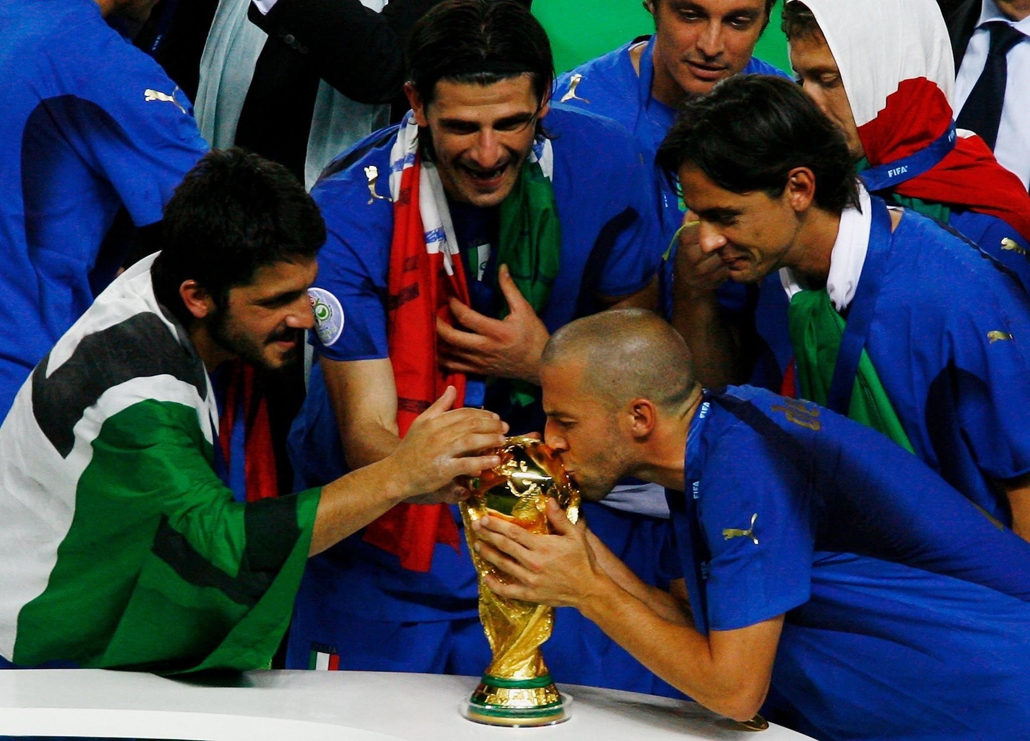 Del Piero, tiền đạo của đội tuyển Italy, đã hôn lên chiếc cúp vàng của FIFA World Cup trong lễ đăng quang trên sân Berlin, Đức vào năm 2006. Ảnh: FIFA.