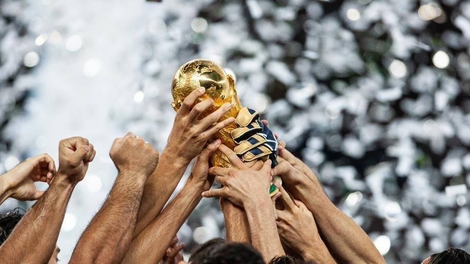 Nhà vô địch World Cup sẽ chỉ được cất giữ phiên bản gốc của FIFA World Cup trong lễ đăng quang, sau đó nhận một bản sao của chiến thắng này từ FIFA để đưa về phòng trưng bày. Ảnh: FIFA.