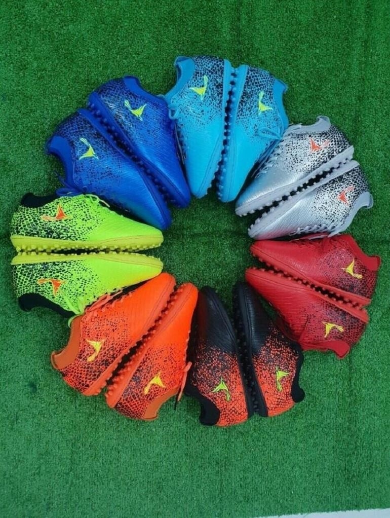 Mira football shoes come with various types of studs for different playing surfaces.