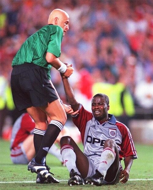 Collina xoa dịu Kouffour và giúp trung vệ của Bayern đứng lên chơi trong vài phút cuối cùng sau khi Man Utd ghi bàn nâng tỷ số lên 2-1 ở cuối trận chung kết Champions League 1999. Ảnh: UEFA.