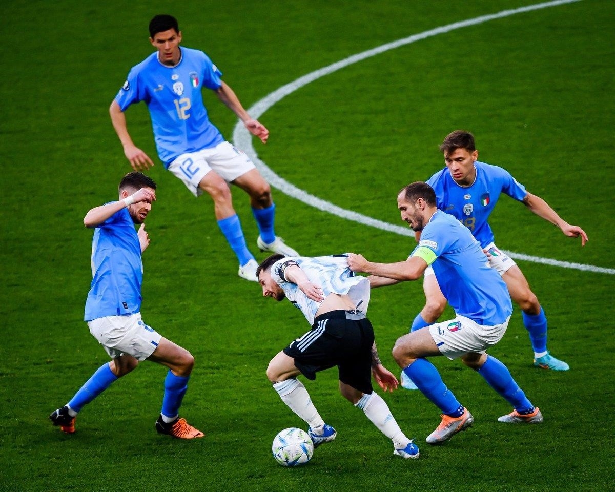 Messi vượt qua hàng phòng ngự của đội tuyển Italy bằng kỹ thuật đi bóng của mình. Ảnh: AFP.