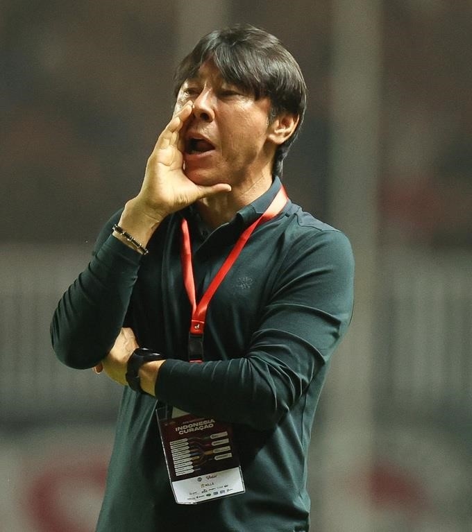 Shin Tae Yong, huấn luyện viên người Hàn Quốc, được trả lương lên đến 1,5 triệu USD/năm (hơn 37 tỷ đồng), tuy nhiên, thành tích của ông tại đội tuyển Indonesia trong giai đoạn trước không thể sánh bằng với những thành công mà huấn luyện viên Park Hang Seo đạt được tại đội tuyển Việt Nam (Ảnh: CNN Indonesia).