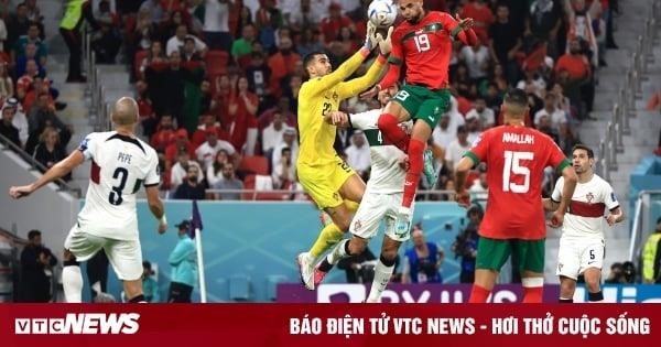 Ngỡ ngàng trước độ cao bật nhảy của cầu thủ Maroc khiến Ronaldo khóc hận