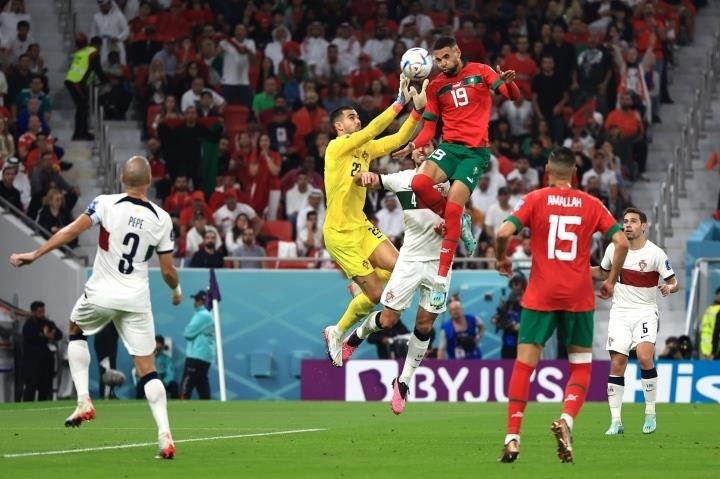 Cầu thủ Maroc nhún nhảy lên đến 2,78 mét để đưa bóng vào lưới đội tuyển Bồ Đào Nha.