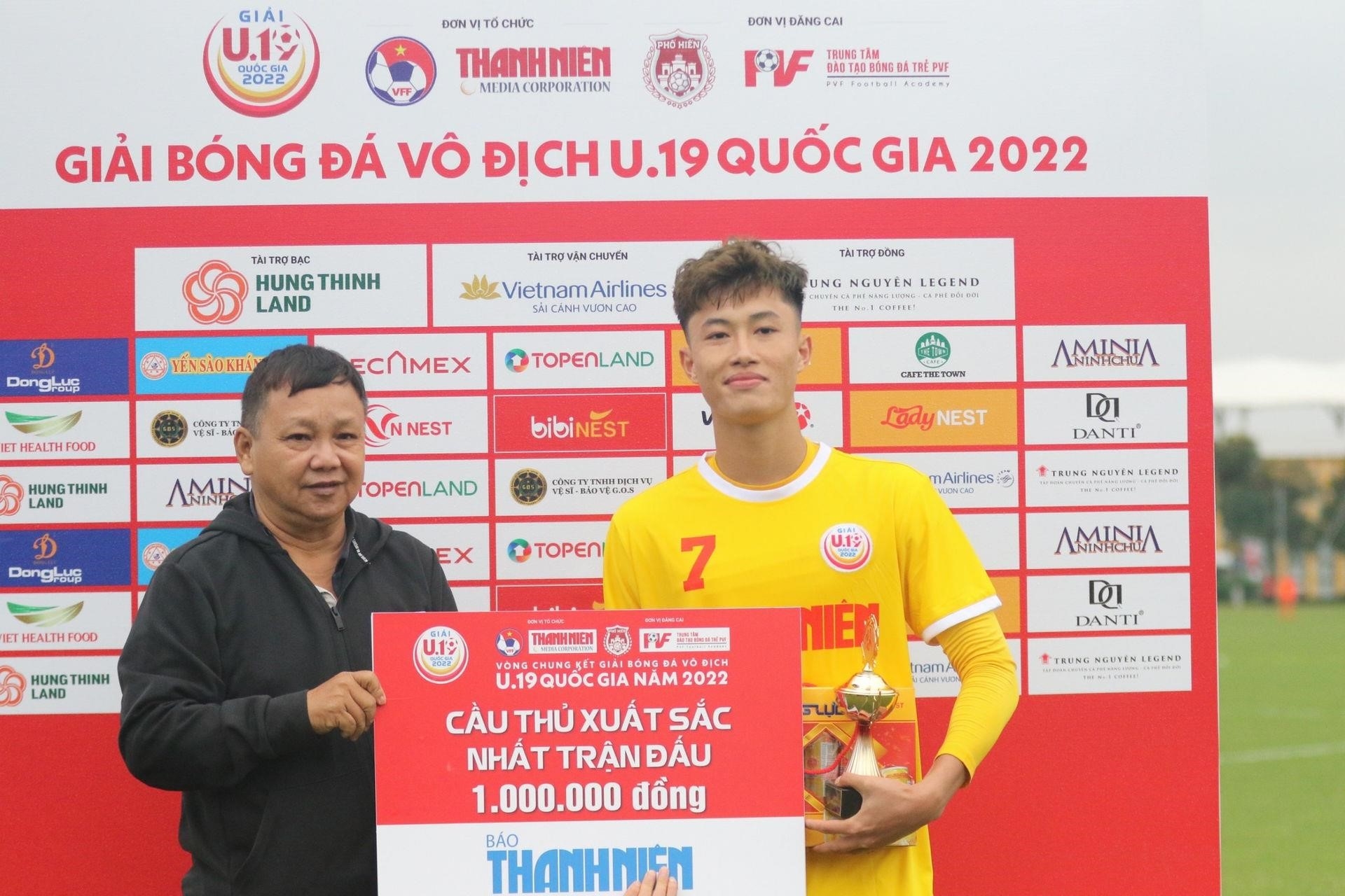 Nguyễn Văn Trường được trao giải cầu thủ ưu tú nhất trong trận đấu tại giải U19 Quốc gia 2022 - Ảnh: Thanh Niên.
