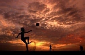 Để trở thành một cầu thủ bóng đá giỏi, bạn cần trau dồi những kỹ thuật cơ bản như kiểm soát bóng, chuyền bóng, đá bóng và rèn luyện thể lực để có thể đạt được thành tích tốt trong sân cỏ.