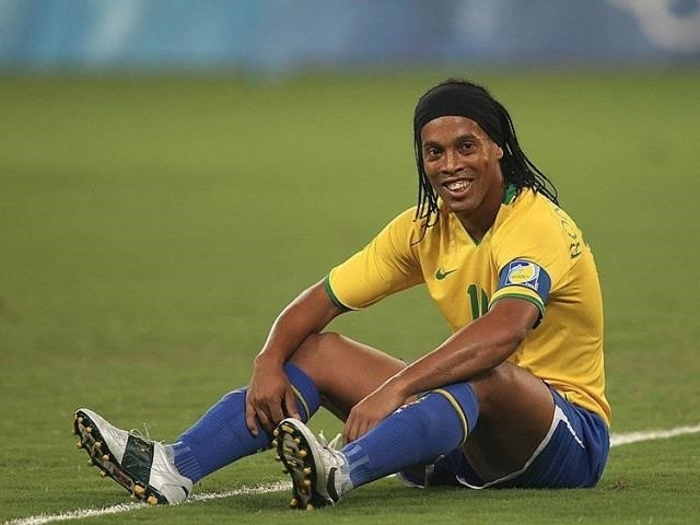 Ronaldinho là cầu thủ bóng đá Brazil nổi tiếng, từng đạt giải Quả bóng vàng vào năm 2005 và đoạt chức vô địch World Cup cùng đội tuyển Brazil năm 2002. Anh được biết đến với kỹ thuật điêu luyện và khả năng chơi bóng đầy tinh tế. Ngoài sự nghiệp bóng đá, Ronaldinho còn tham gia nhiều hoạt động từ thiện và là đại sứ thương hiệu của nhiều hãng sản xuất lớn.