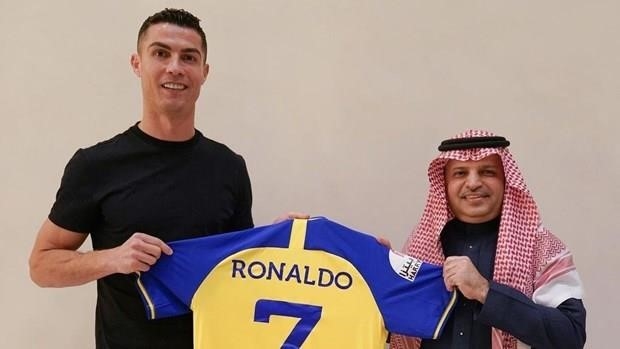 Ronaldo sẽ được trả 200 triệu euro mỗi năm trong khi đó hình ảnh được đăng tải bởi Al-Nassr.