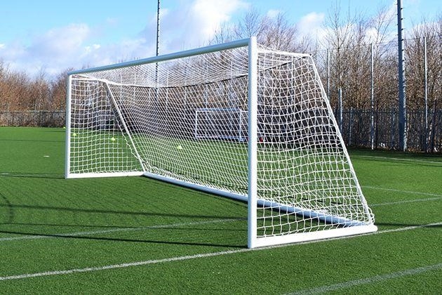 Khung thành bóng đá là cấu trúc được đặt ở hai đầu sân bóng, được làm bằng kim loại hoặc nhựa, có hình chữ nhật và có kích thước chuẩn để giúp các cầu thủ đưa bóng vào lưới đối phương.