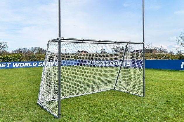 Kích thước khung thành bóng đá Mini là 2,44m chiều rộng và 1,22m chiều cao, được sử dụng phổ biến cho trận đấu bóng đá nhỏ trong các khu vực có diện tích hạn chế như sân chơi, sân trường học hay trong nhà.