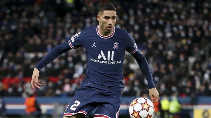 Achraf Hakimi là một cầu thủ bóng đá người Morocco đang chơi cho Paris Saint-Germain, với tốc độ và kĩ thuật điêu luyện trên sân cỏ.