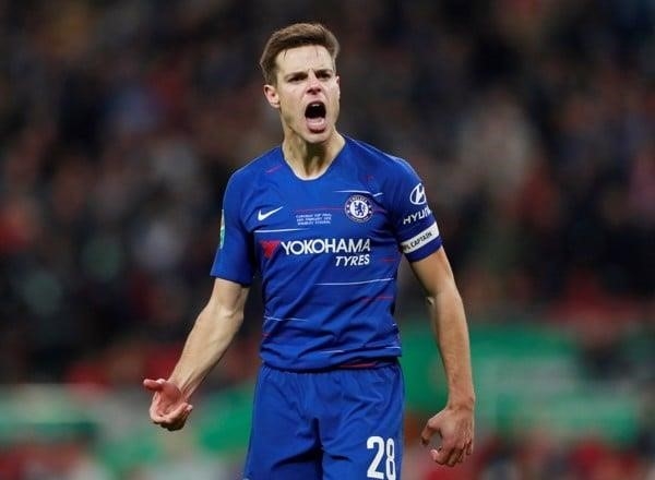 Cesar Azpilicueta là một cầu thủ bóng đá chuyên nghiệp người Tây Ban Nha, hiện đang thi đấu cho câu lạc bộ Chelsea. Anh là một trong những cầu thủ trụ cột của đội bóng và được biết đến với kỹ năng phòng ngự vững chắc và tinh thần đội trưởng lý tưởng.