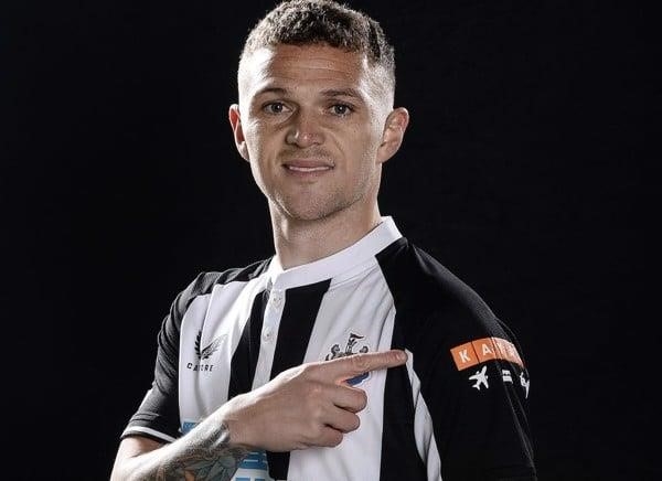 Kieran Trippier từng chơi cho Newcastle United, câu lạc bộ bóng đá Anh nổi tiếng với lịch sử lâu đời và đội hình mạnh mẽ.