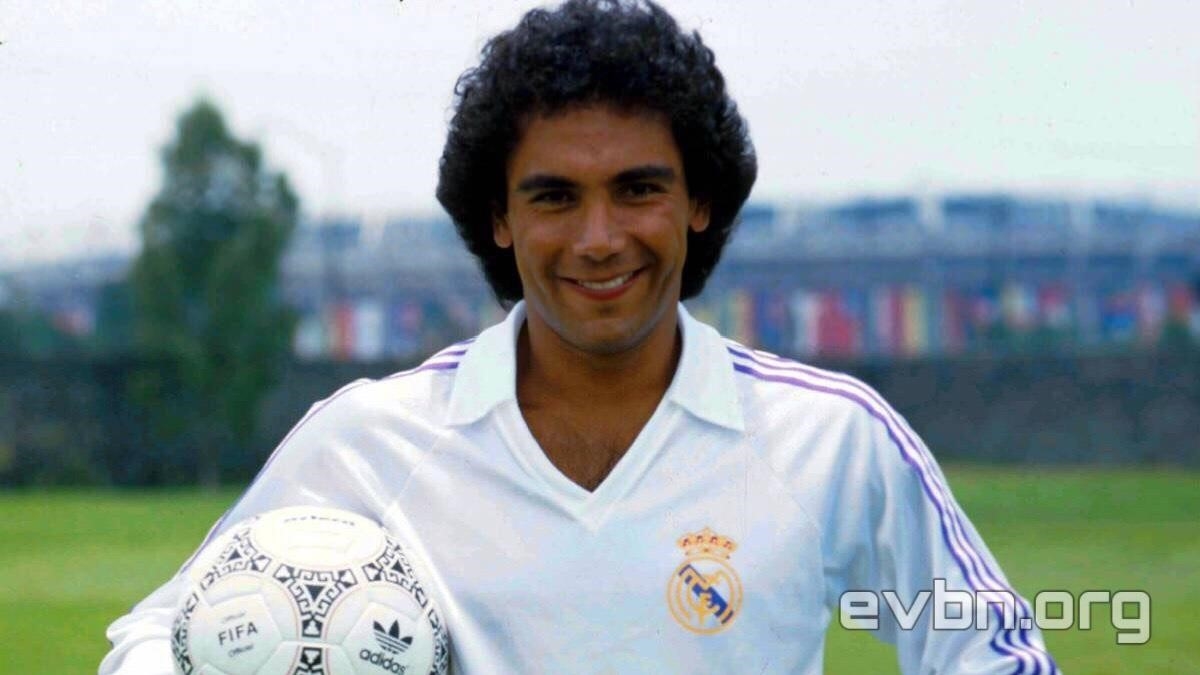 Hugo Sánchez (1985-1992) là một trong những cầu thủ bóng đá nổi tiếng của đội tuyển Mexico và câu lạc bộ Real Madrid, được biết đến với kỹ thuật điêu luyện và khả năng ghi bàn ấn tượng.