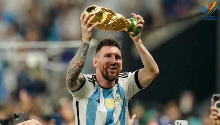 Lionel Messi là một trong những tiền đạo hay nhất thế giới với kỹ thuật điêu luyện, tốc độ nhanh và khả năng ghi bàn xuất sắc. Anh là biểu tượng của bóng đá Argentina và đã giành nhiều giải thưởng cá nhân và đội tuyển trong sự nghiệp của mình.