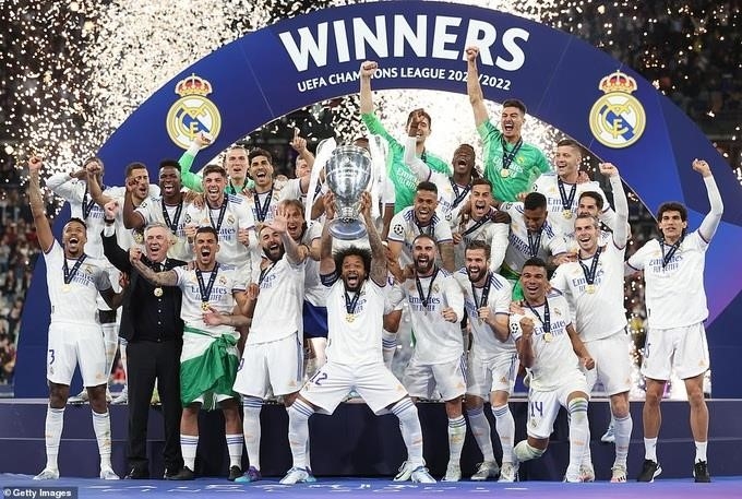 Real Madrid là một câu lạc bộ bóng đá nổi tiếng tại Tây Ban Nha và trên toàn thế giới, thành lập vào năm 1902. Đội bóng này đã giành được nhiều danh hiệu quan trọng như 13 lần vô địch Champions League, 34 lần vô địch La Liga, 4 lần vô địch FIFA Club World Cup và nhiều giải thưởng khác. Real Madrid là biểu tượng của sự giàu có và quyền lực trong làng bóng đá, với một đội hình vô cùng mạnh mẽ và sự hỗ trợ của các cổ động viên trên toàn thế giới.
