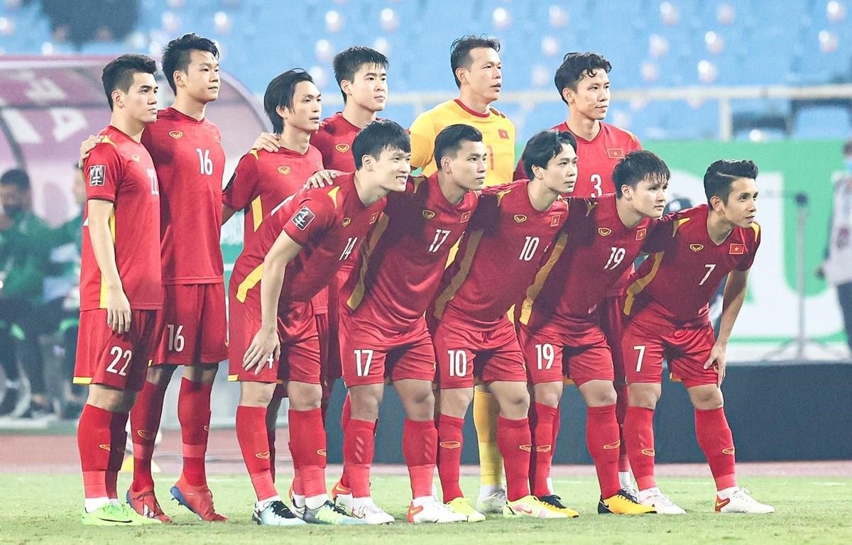 Mức lương trung bình của các cầu thủ tại Việt Nam khá thấp so với các quốc gia trong khu vực và thế giới, với số tiền chỉ khoảng vài trăm triệu đồng mỗi năm. Điều này phần nào cũng giải thích cho sự khó khăn trong việc thu hút và giữ chân các tài năng bóng đá tại đất nước Việt Nam.