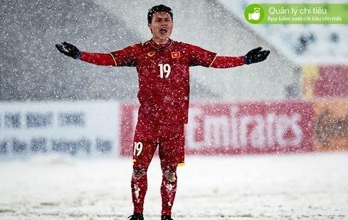 Quang Hải - cầu thủ bóng đá nổi tiếng của đội tuyển Việt Nam, được yêu mến bởi tài năng và sự cống hiến trong sân cỏ, hình ảnh của anh thường xuất hiện trên các trang báo thể thao và trang mạng xã hội.