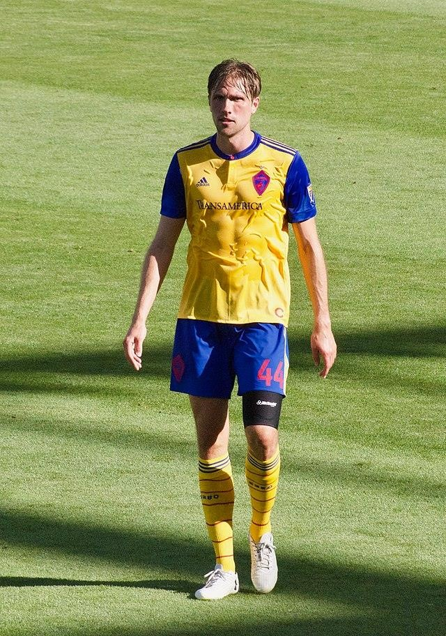 Axel Sjoberg là một cầu thủ bóng đá người Mỹ, cao 2,01m, là hậu vệ trung tâm của câu lạc bộ Colorado Rapids, với sức mạnh và khả năng chơi bóng đá đáng kinh ngạc.