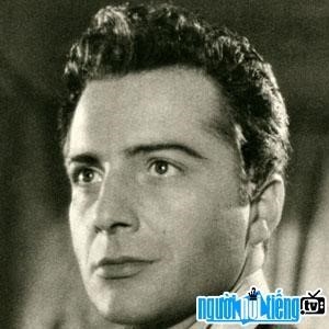 Rossano Brazzi là một nam diễn viên sinh năm 1940 tại Bologna và anh ta đứng thứ 8 trong danh sách.